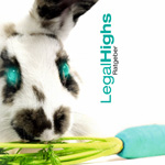 Ein Hase frisst eine blaue Karotte wird zum Versuchskaninchen mit leuchtend t�rkisenen Augen Titelseite des Research-Chemical-Legal-Highs-Ratgeber-von-mindzone.